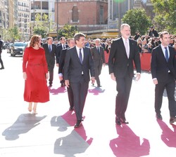 Su Majestad el Rey acompañado de las autoridades que le recibieron a su llegada a la Lonja de los Mercaderes